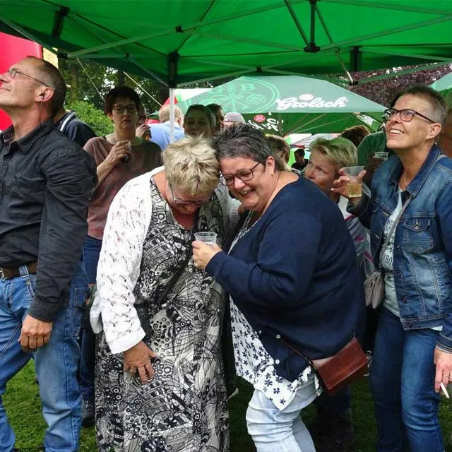 Dorpsgenoten samen op het feest in de Holterhoek